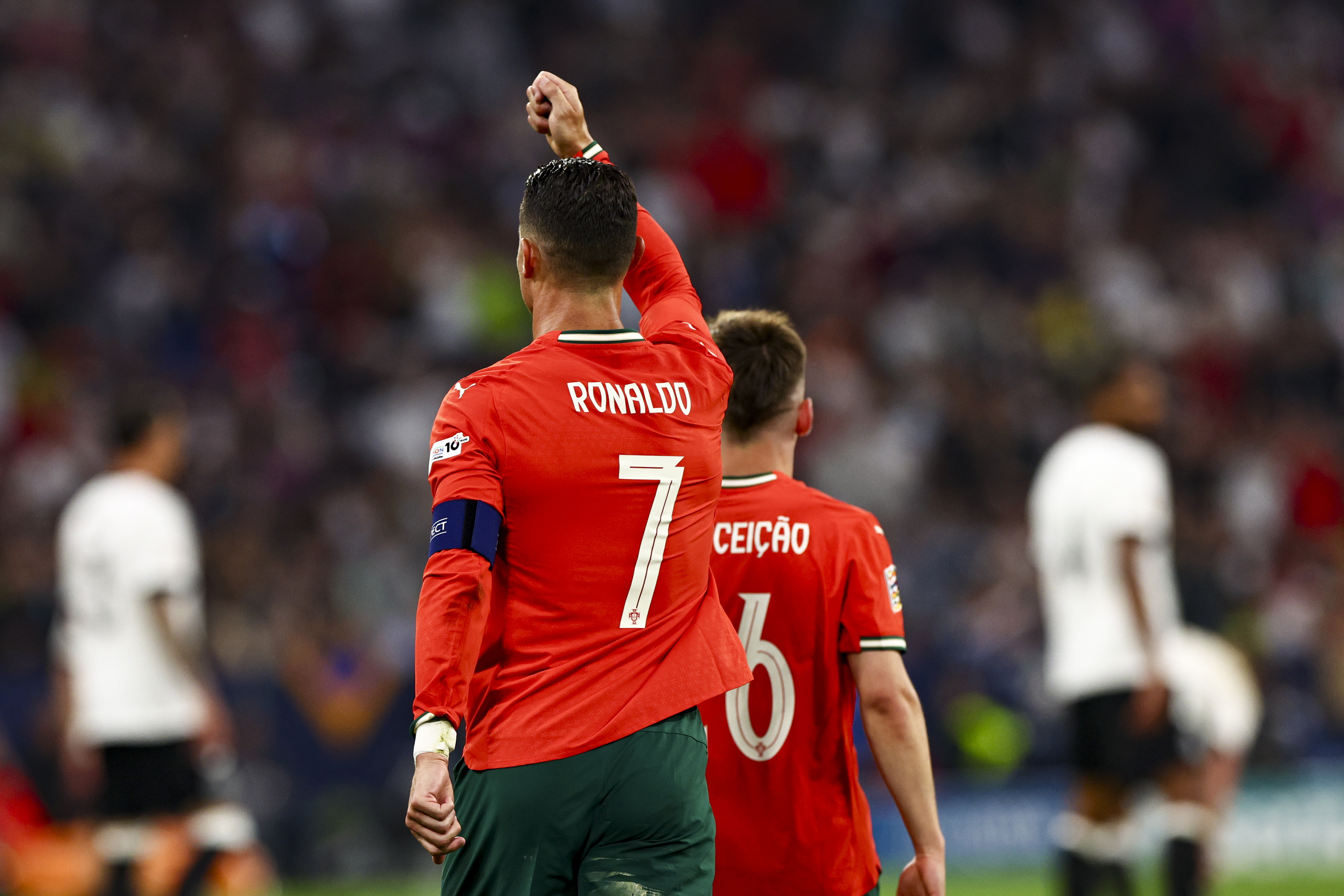 爱游戏体育包含今夜体能课后，葡萄牙体育更衣室发声备战欧超杯，引发热议，控场能力受关注的词条